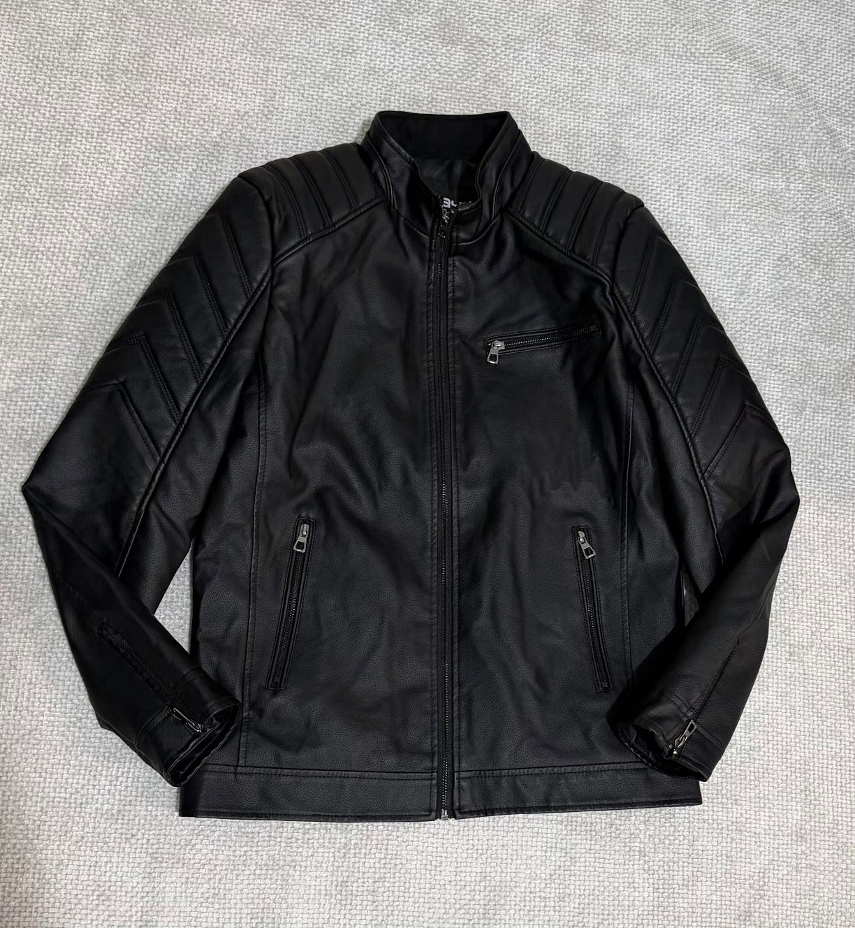 CHAQUETA MODELO HACHE CUELLO ALTO HOMBRE NEGRO