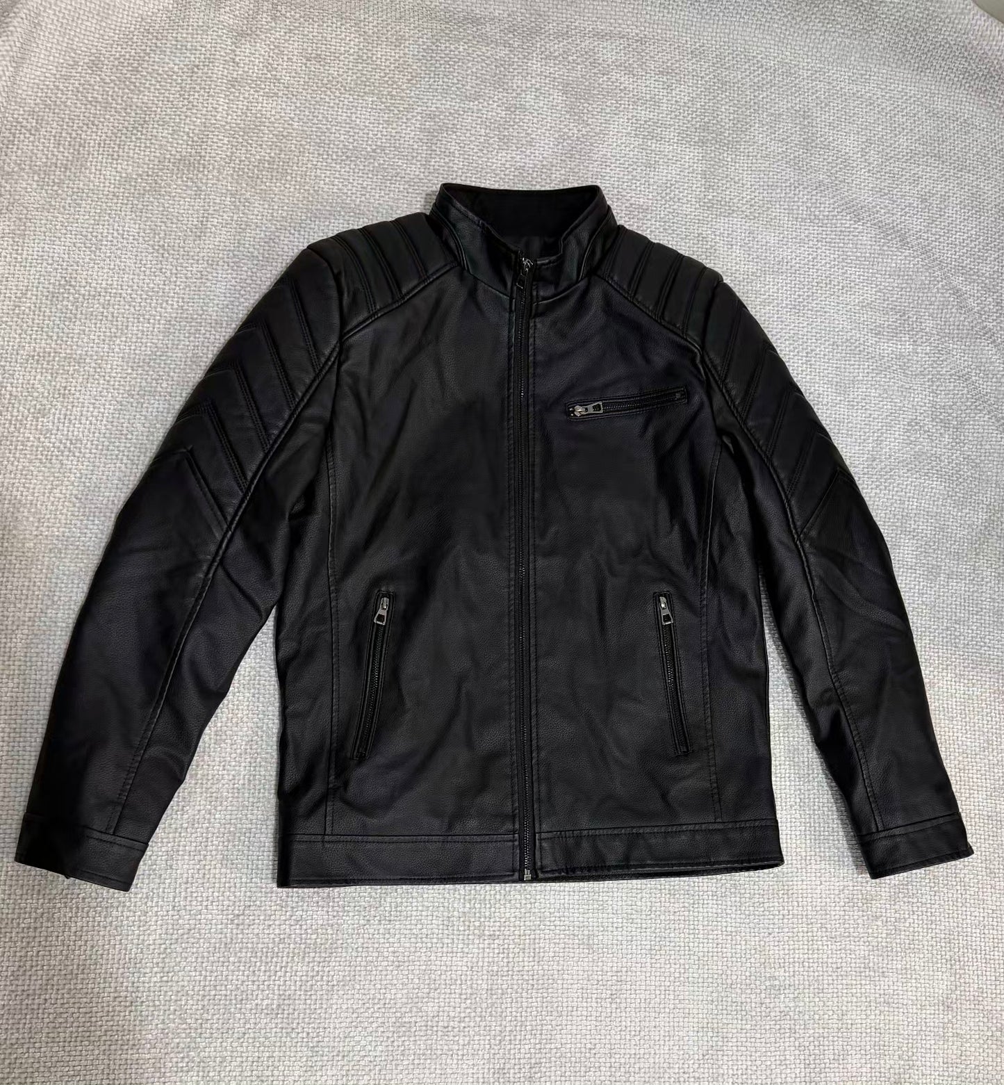 CHAQUETA MODELO HACHE CUELLO ALTO HOMBRE NEGRO