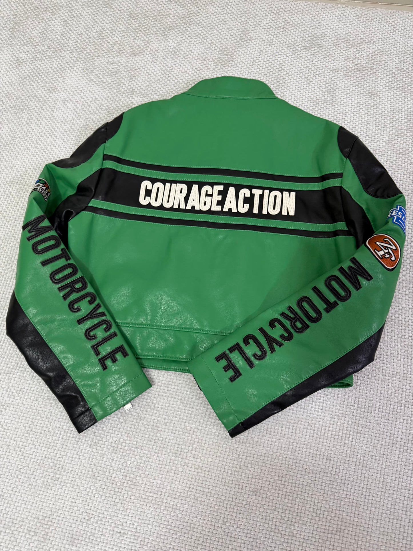 CASACA MUJER CROP ESTILO RACING VERDE
